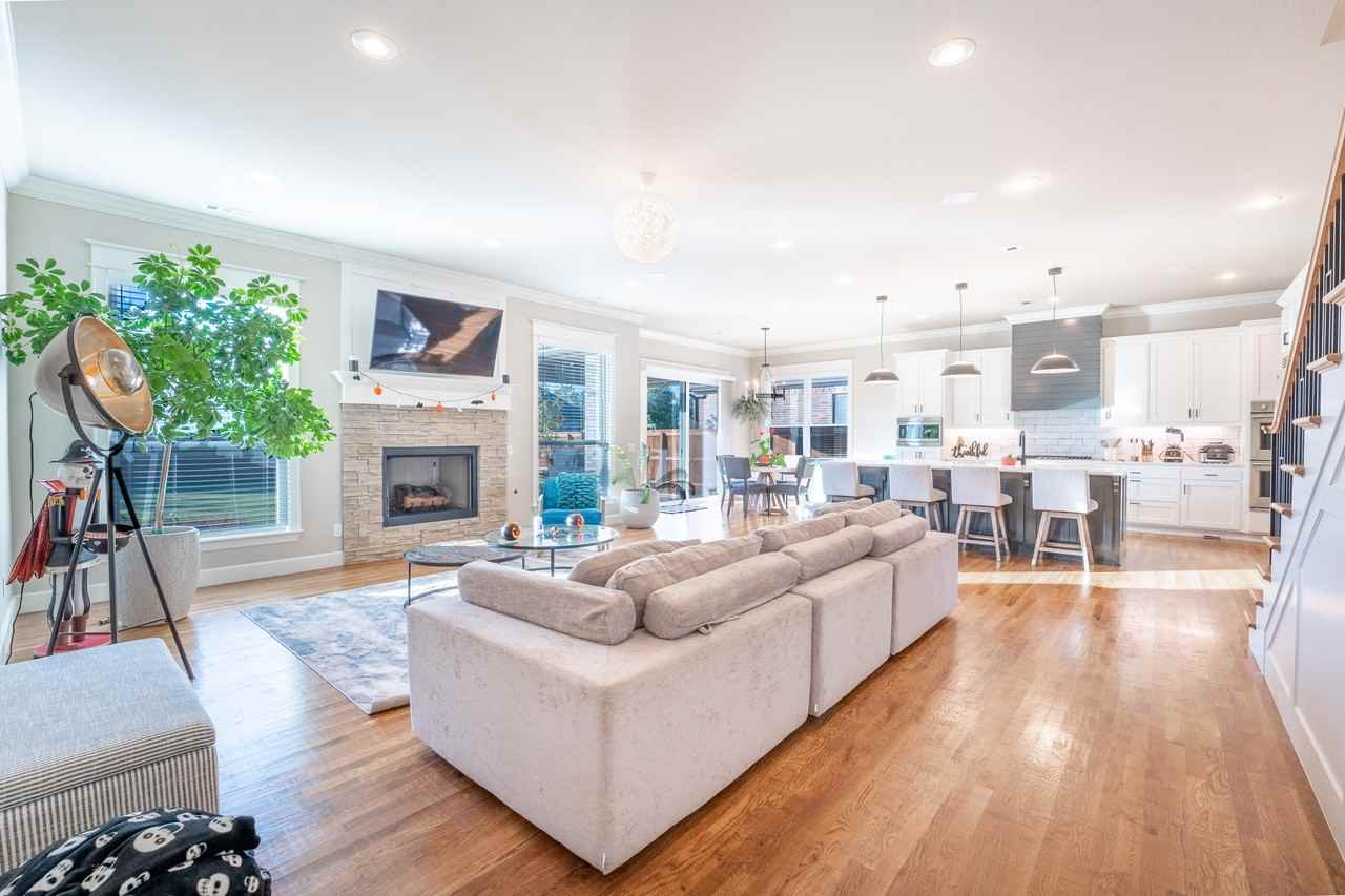 417 Ne Royce Loop - Photo 3 of 23