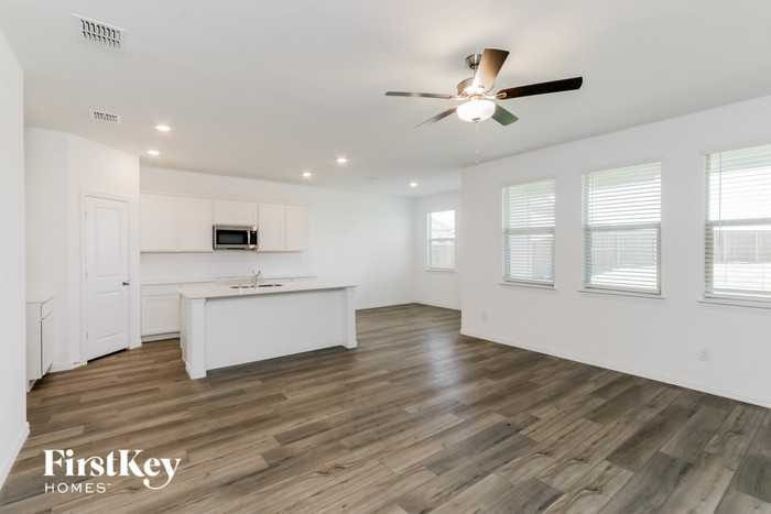 5475 Montrose Dr - Photo 3 of 16