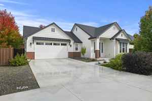 featured image of 23 West Arnaz Street