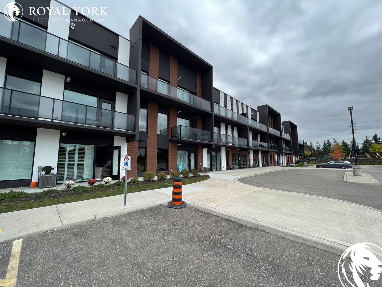 5 Wake Robin Dr #210