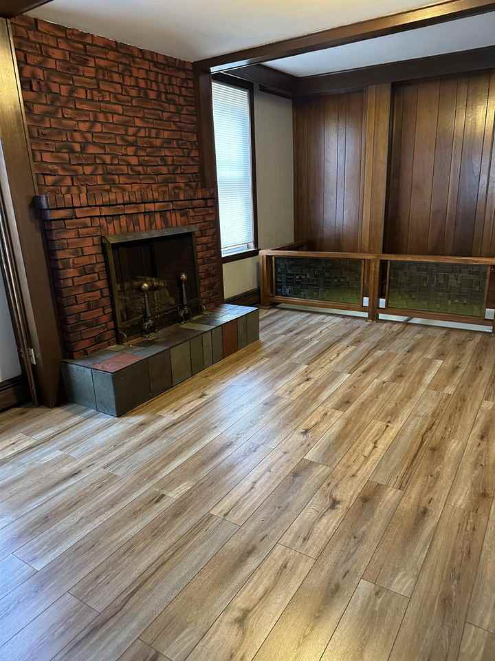 40 1/2 40 1/2 College Street - 1R1st Floor - Photo 2 of 7