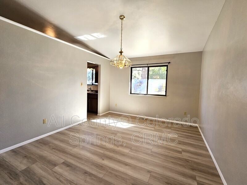 405 Wintery Cir S - Photo 3 of 29