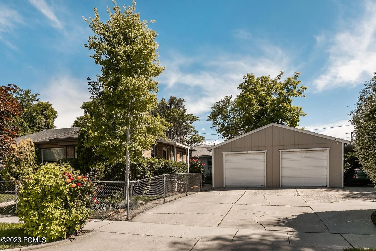 632 E Kensington Ave - Photo 3 of 19