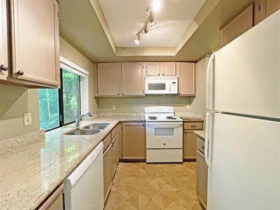 412 10th St S #B202 - Photo 3 of 11