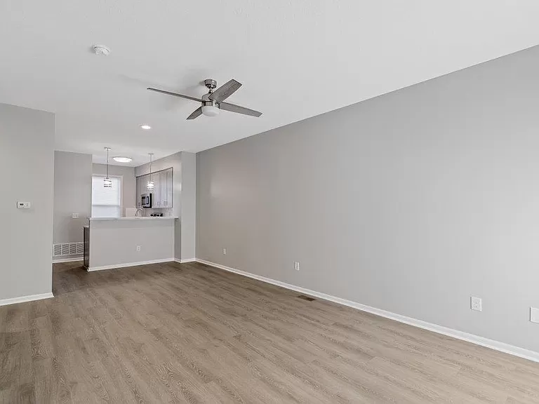 801 S Front St - Photo 3 of 28