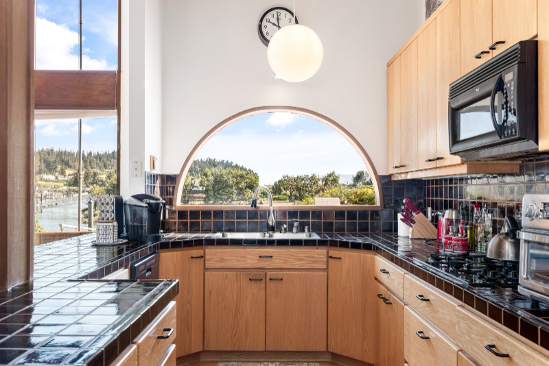 2180 Cove Dr - Photo 3 of 50