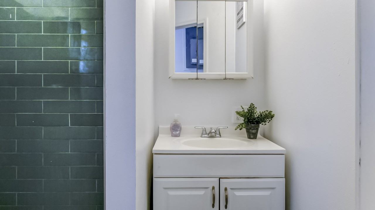 E Broad St - Photo 2 of 21