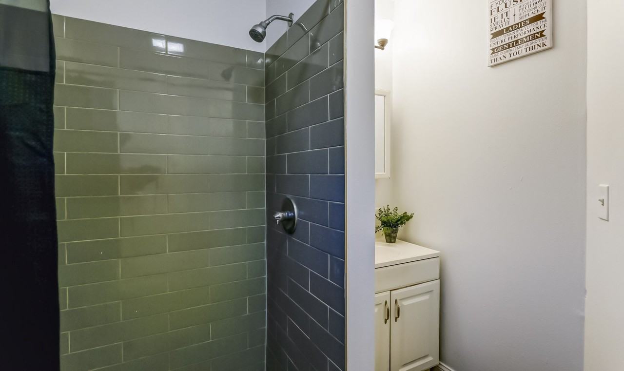 E Broad St - Photo 4 of 21