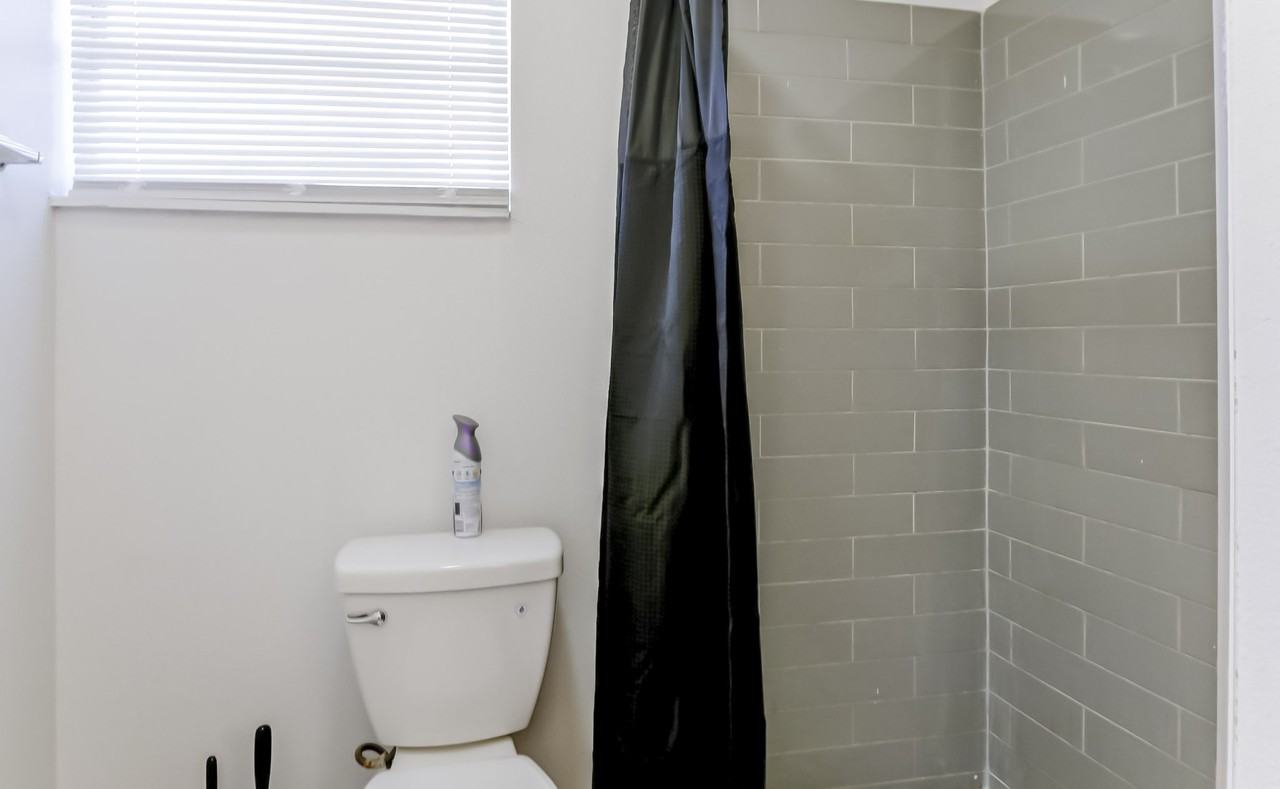 E Broad St - Photo 6 of 21