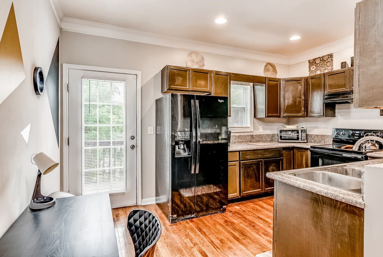 Laurel Ave Sw - Photo 2 of 8