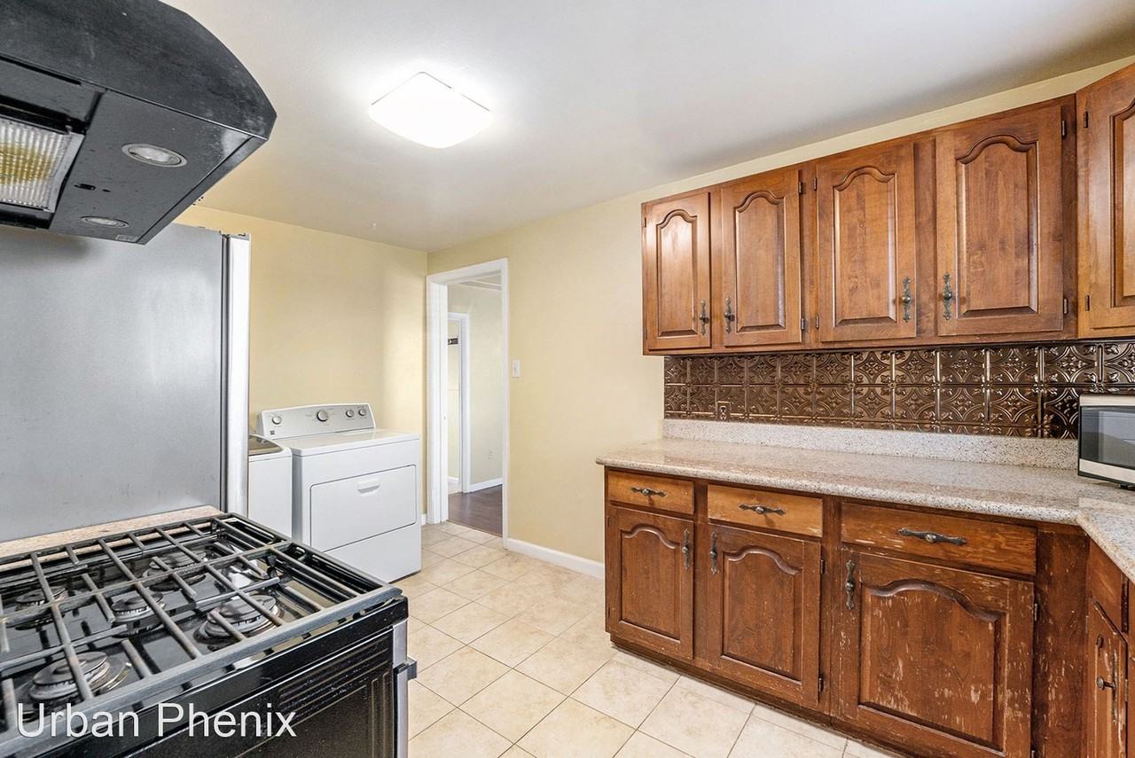 419 S Zuni St - Photo 3 of 20