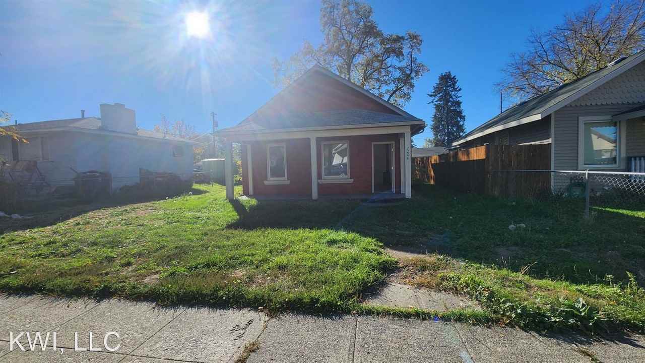 2208 E Gordon Ave - Photo 3 of 17