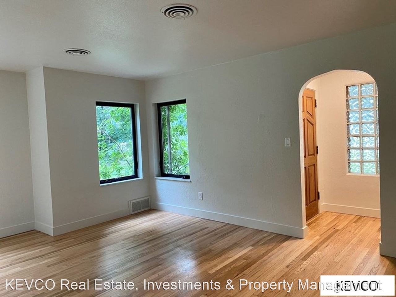 1528 W Oak St - Photo 3 of 19