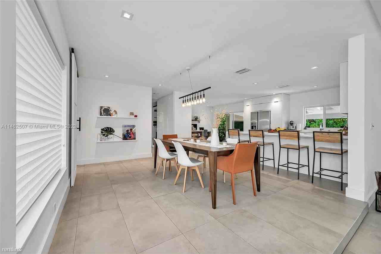 21225 Ne 19th Ct - Photo 3 of 24