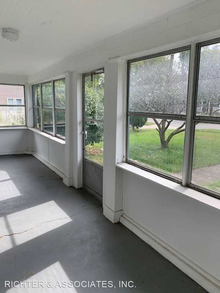 307 E Broad St - Photo 2 of 27