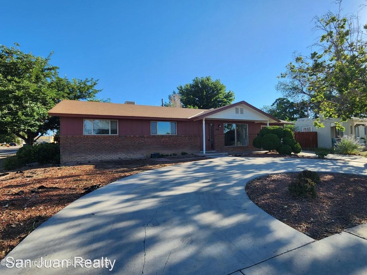 702 Zuni Dr - Photo 2 of 16