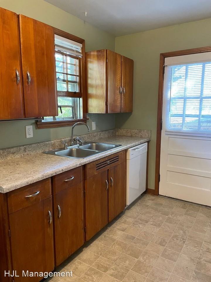 231 Amherst Dr - Photo 2 of 6