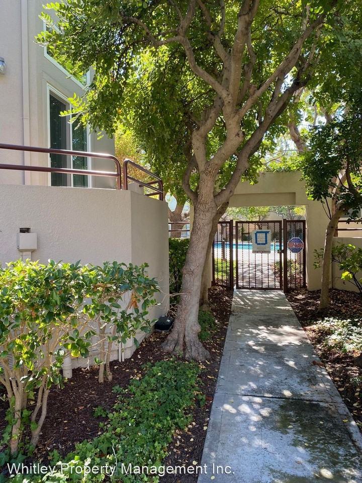 101 E Court Ln - Photo 2 of 17