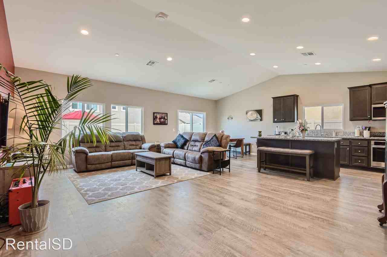 538 Montage St - Photo 3 of 10