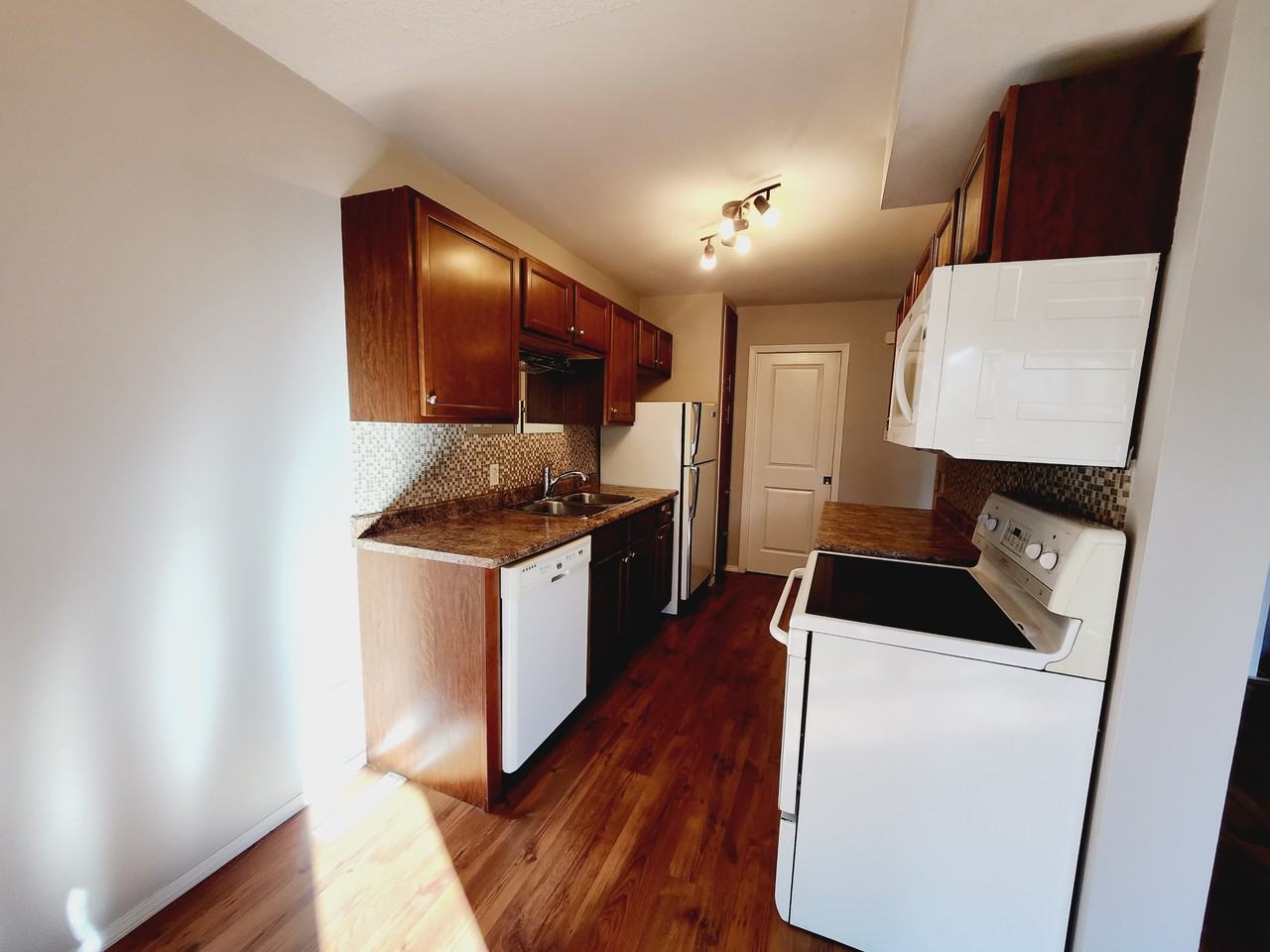 16405 89 Ave Nw - Photo 3 of 31