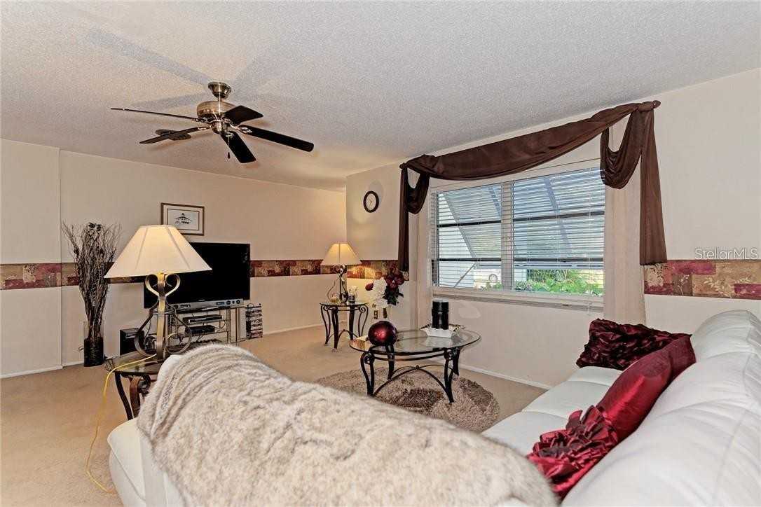 910 Caples St - Photo 6 of 28