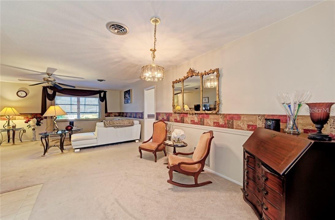 910 Caples St - Photo 7 of 28