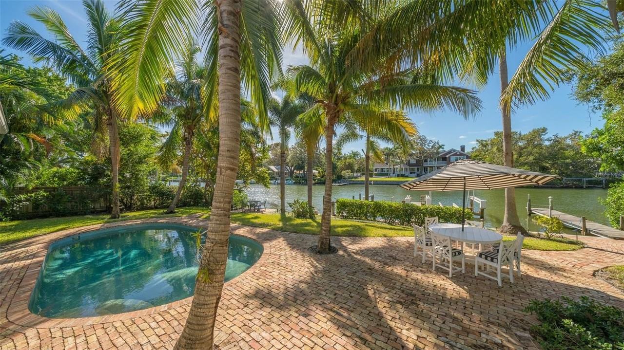 847 Hudson Ave - Photo 3 of 50