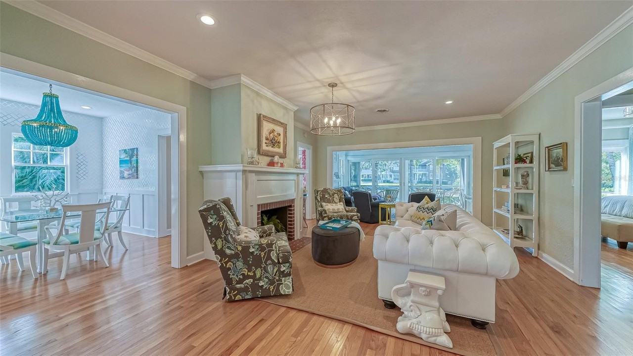 847 Hudson Ave - Photo 4 of 50