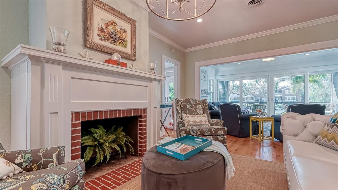 847 Hudson Ave - Photo 5 of 50