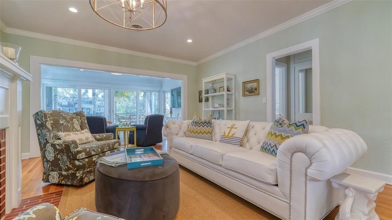 847 Hudson Ave - Photo 6 of 50