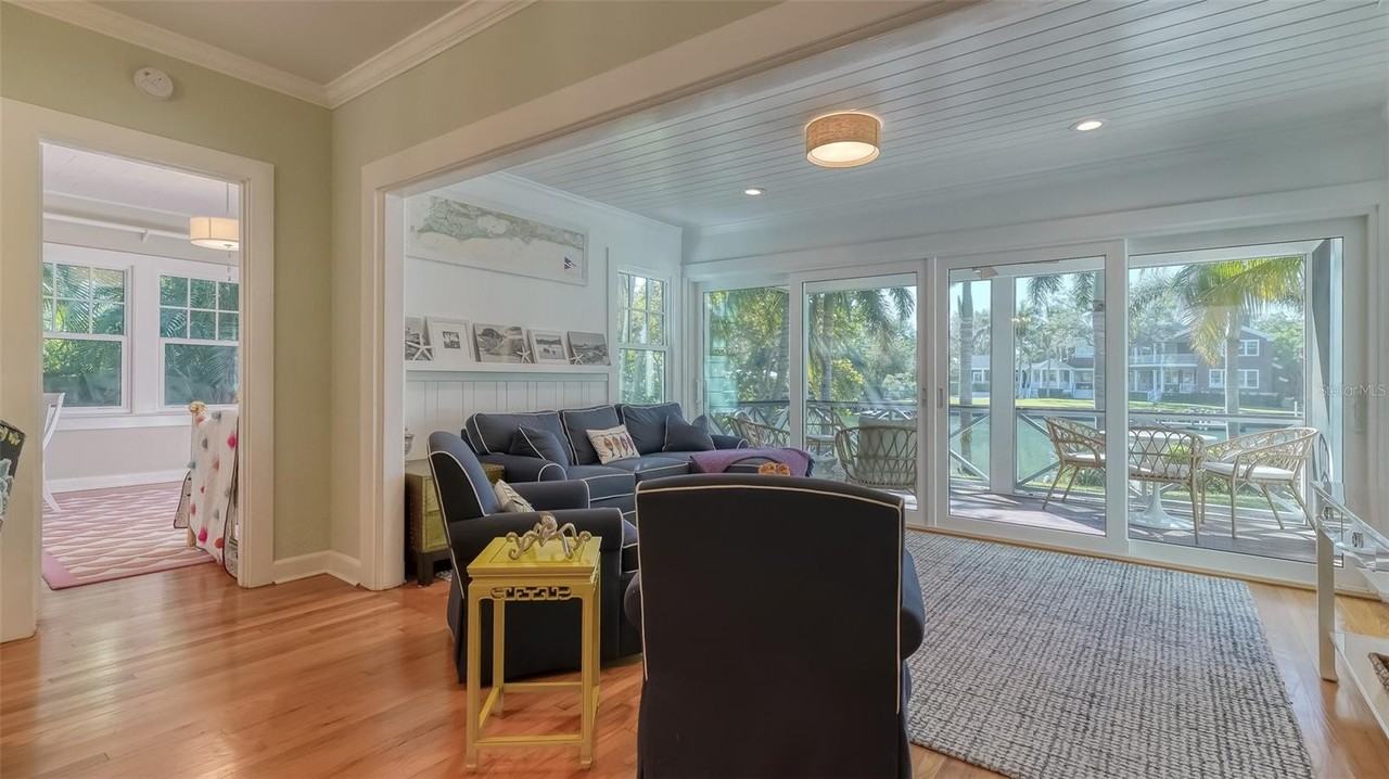 847 Hudson Ave - Photo 7 of 50