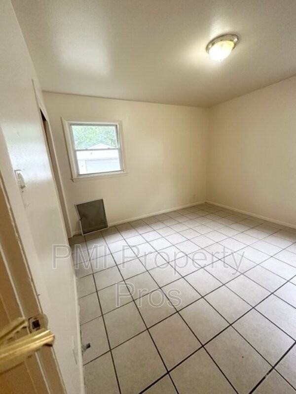 4954 N 48th St - Photo 3 of 7