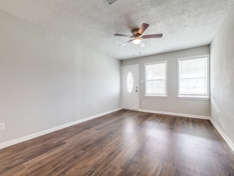 411 Gober St - Photo 5 of 27