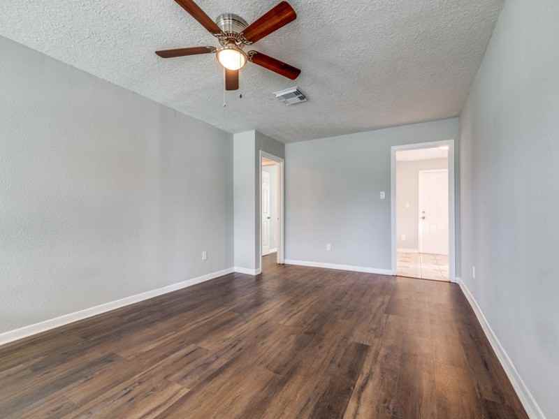 411 Gober St - Photo 4 of 27