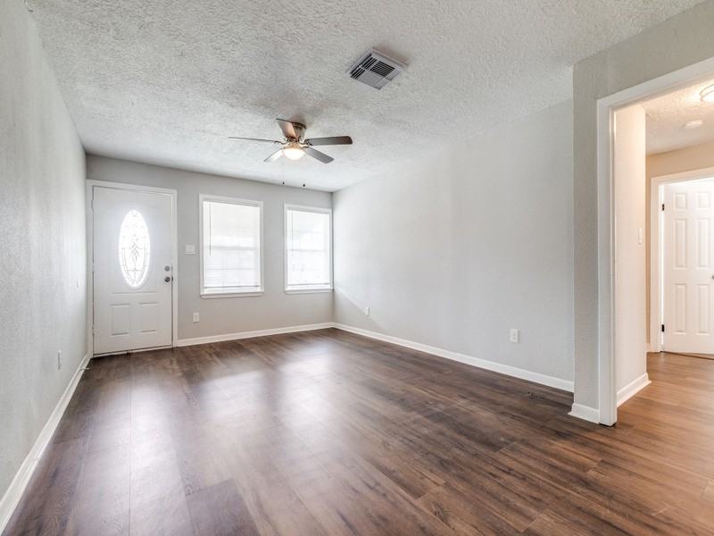 411 Gober St - Photo 6 of 27