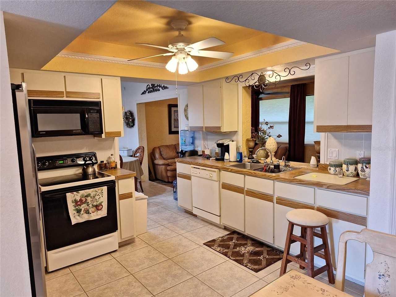 2223 Tinker St - Photo 4 of 23