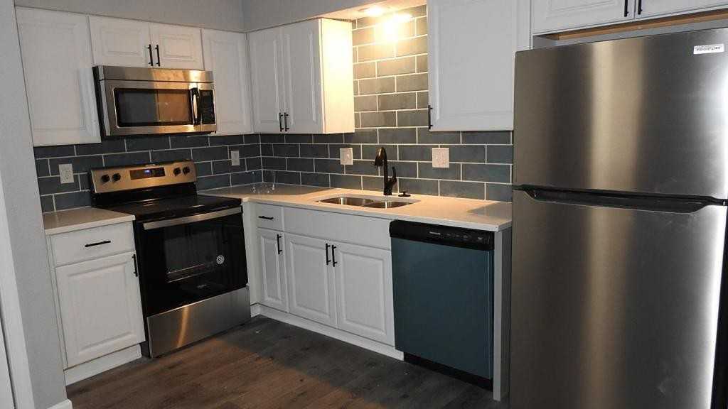 221 Ne Cedar Ct - Photo 2 of 14