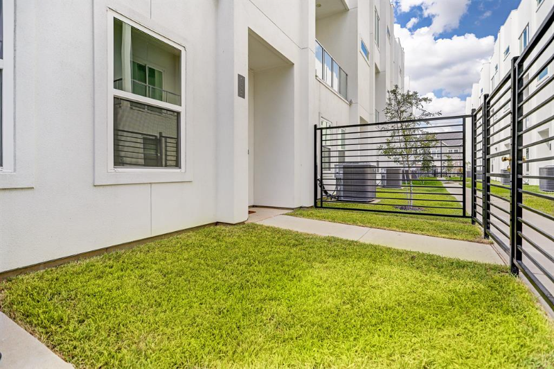 2105 Engelmohr St #H - Photo 2 of 18