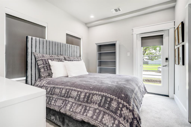 2105 Engelmohr St #H - Photo 4 of 18