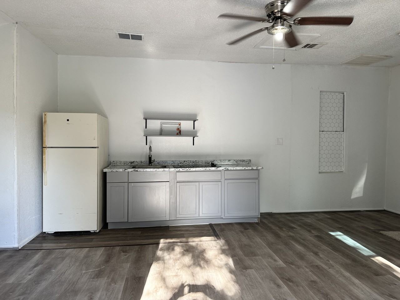 1209 15th Pl #B - Photo 2 of 6