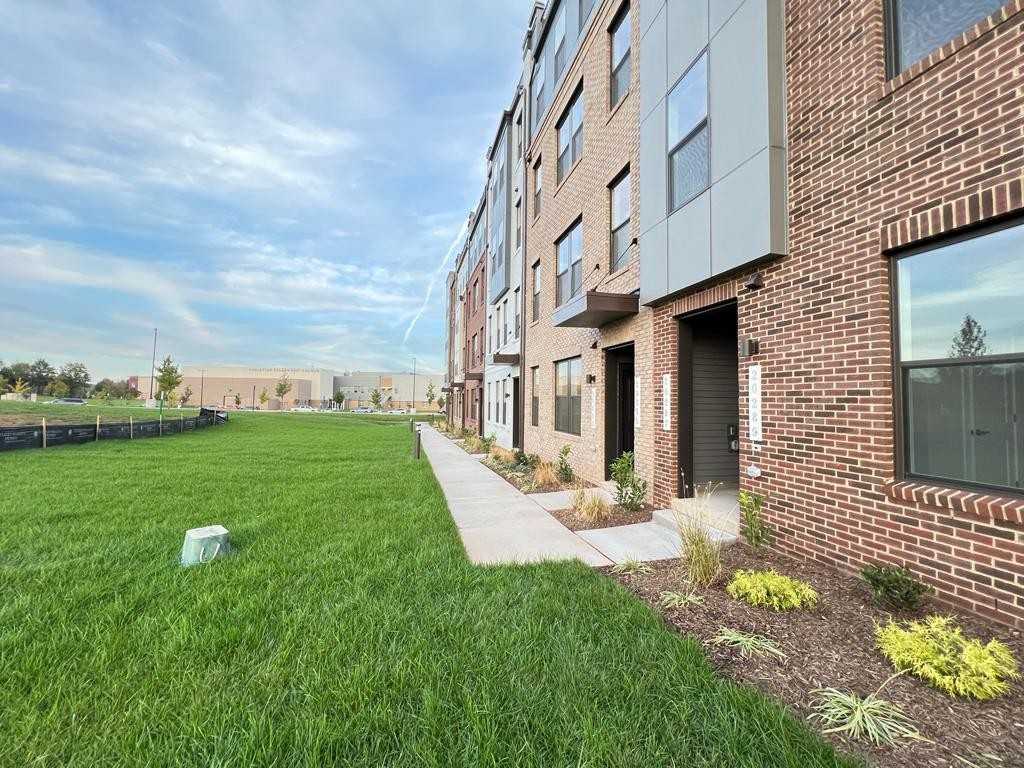 20285 Newfoundland Sq - Photo 2 of 28