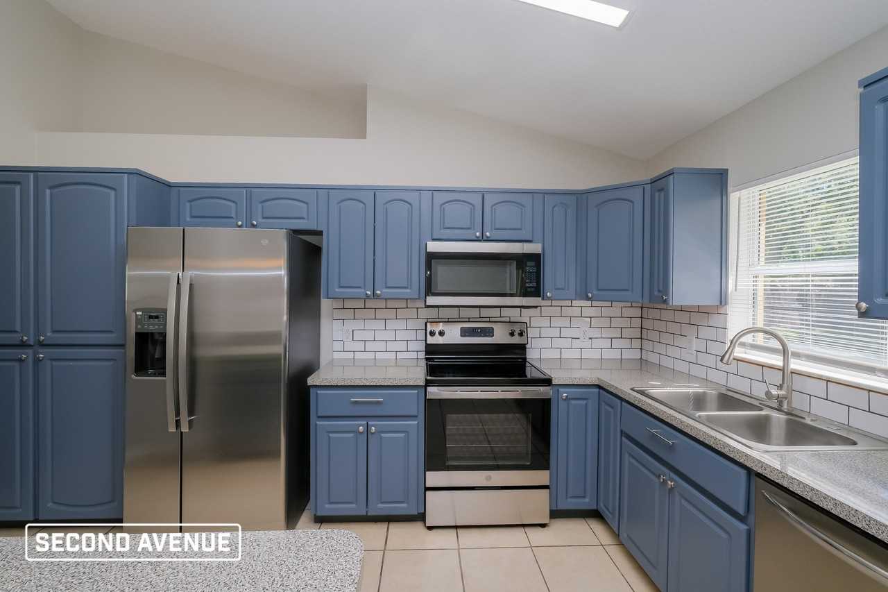 1290 Godfrey Ave - Photo 4 of 23