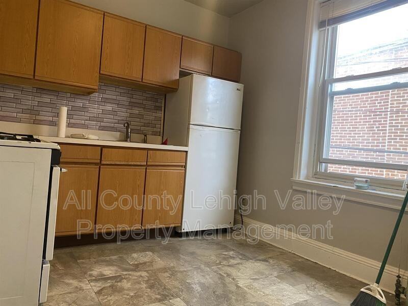 313 West St #2 - Photo 2 of 10