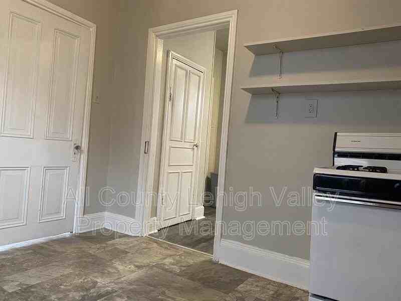 313 West St #2 - Photo 3 of 10