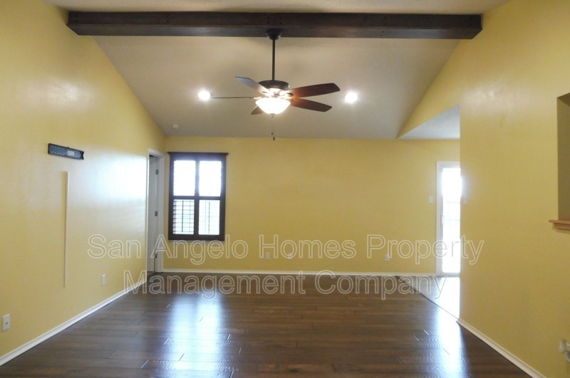 1217 Elmo Ln - Photo 5 of 41