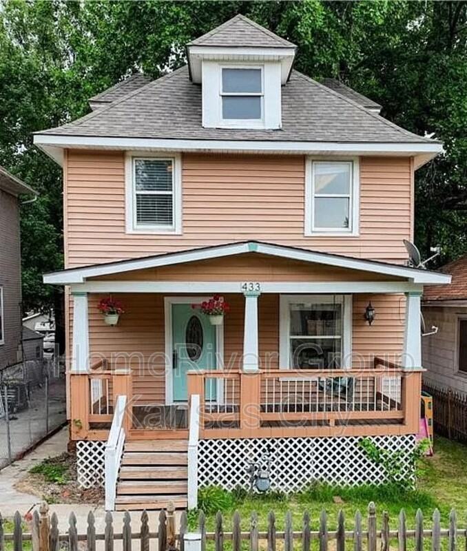 433 Denver Ave - Photo 2 of 21