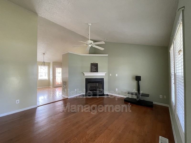 108 Patricia Dr - Photo 4 of 12