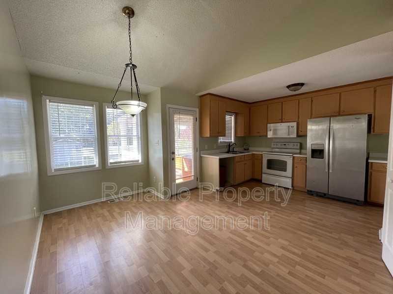 108 Patricia Dr - Photo 5 of 12