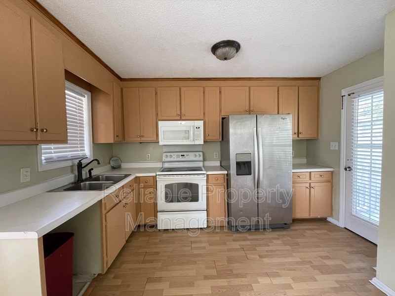 108 Patricia Dr - Photo 6 of 12