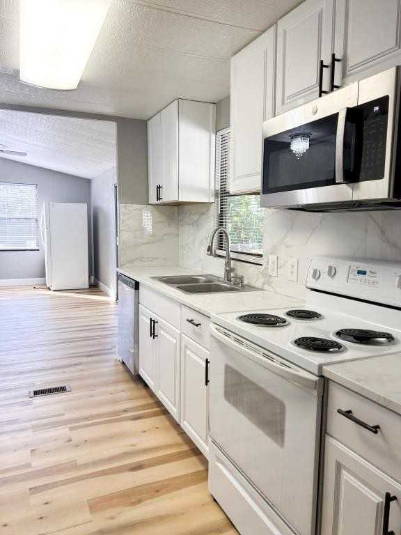 3353 Hill Top Dr - Photo 3 of 16